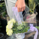 گل رز سفید داخل فلاوربگ پلکسی فلوبار