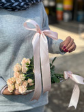 گل رز مینیاتوری گلبهی داخل فلاوربگ پلکسی فلوبار