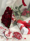 گل رز قرمز داخل فلاوربگ طلقی فلوبار