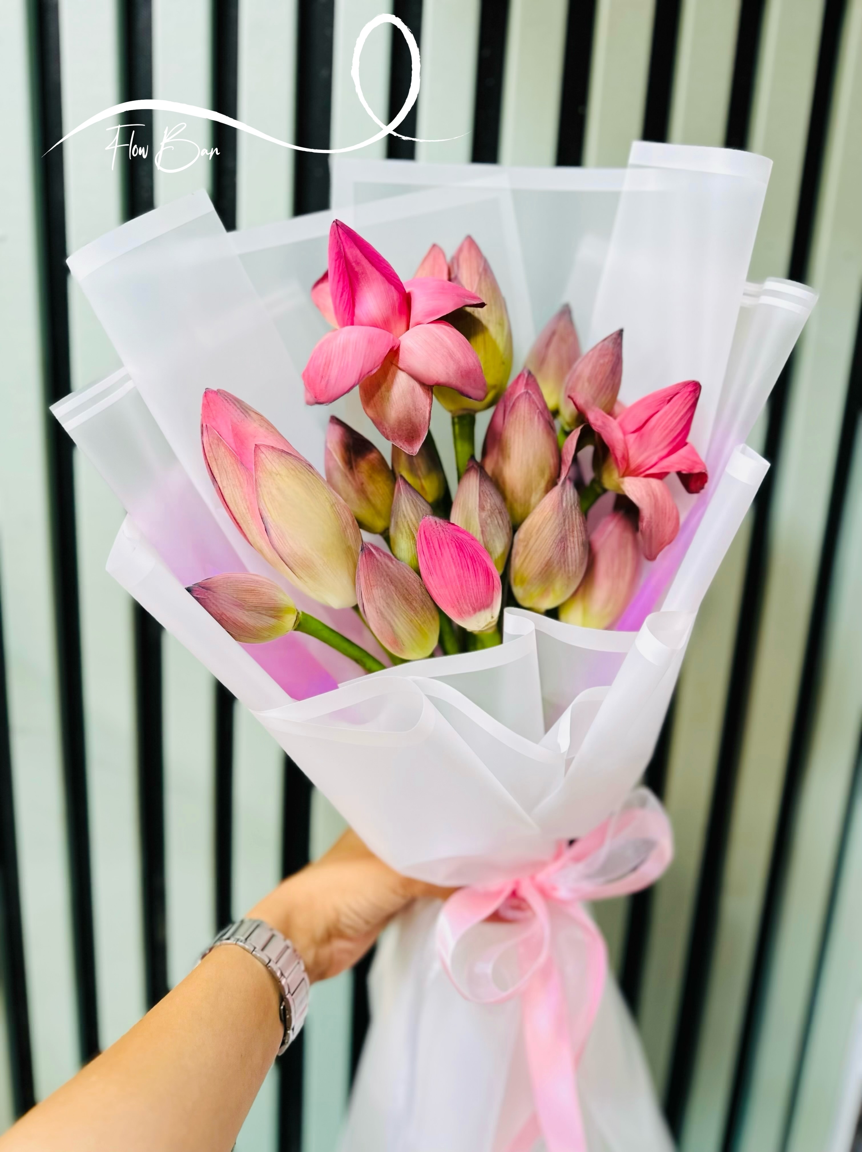دسته گل نیلوفر جذاب فلوبار