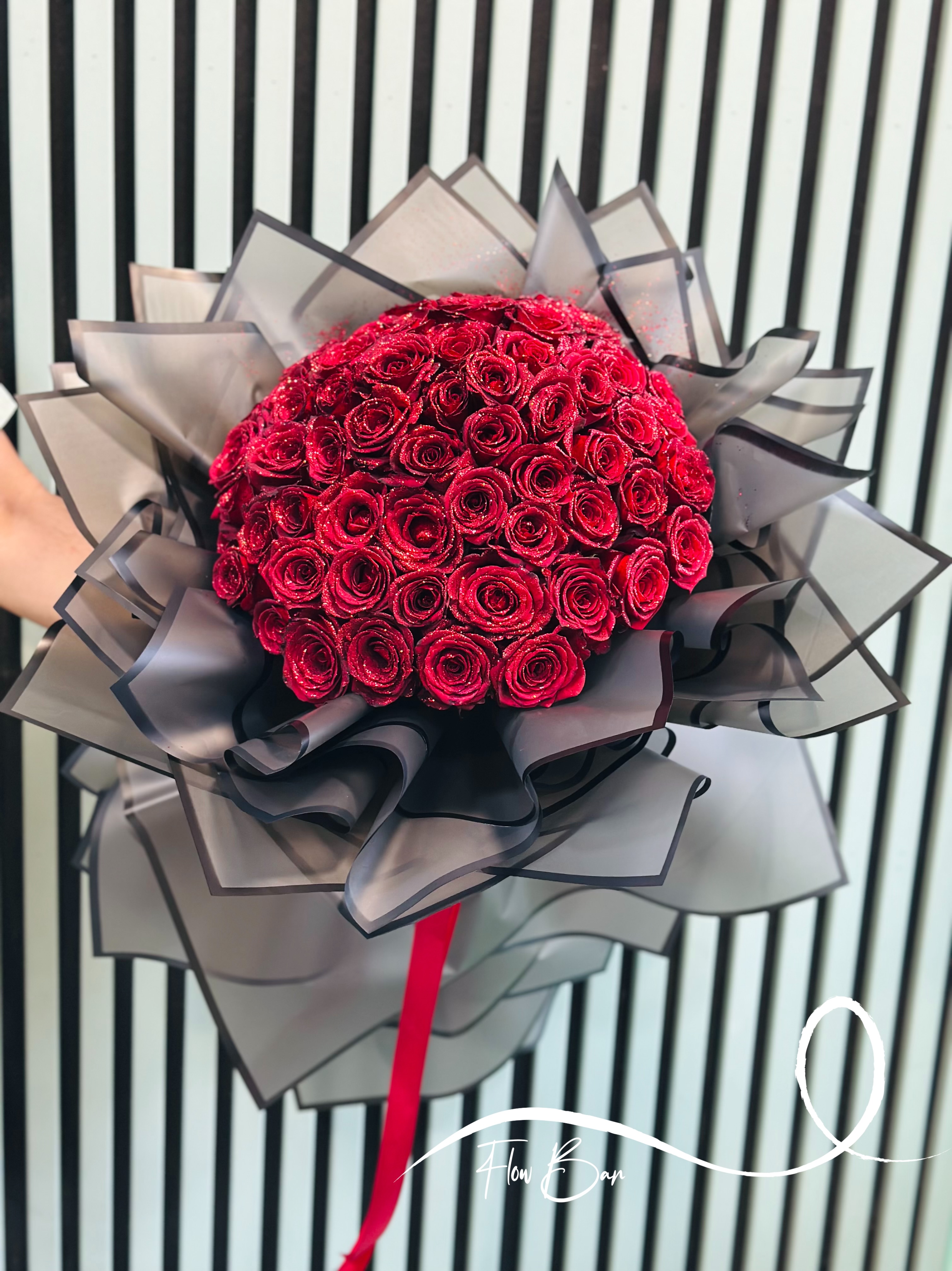 دسته گل ۶۰ شاخه رز قرمز شایندار فلوبار
