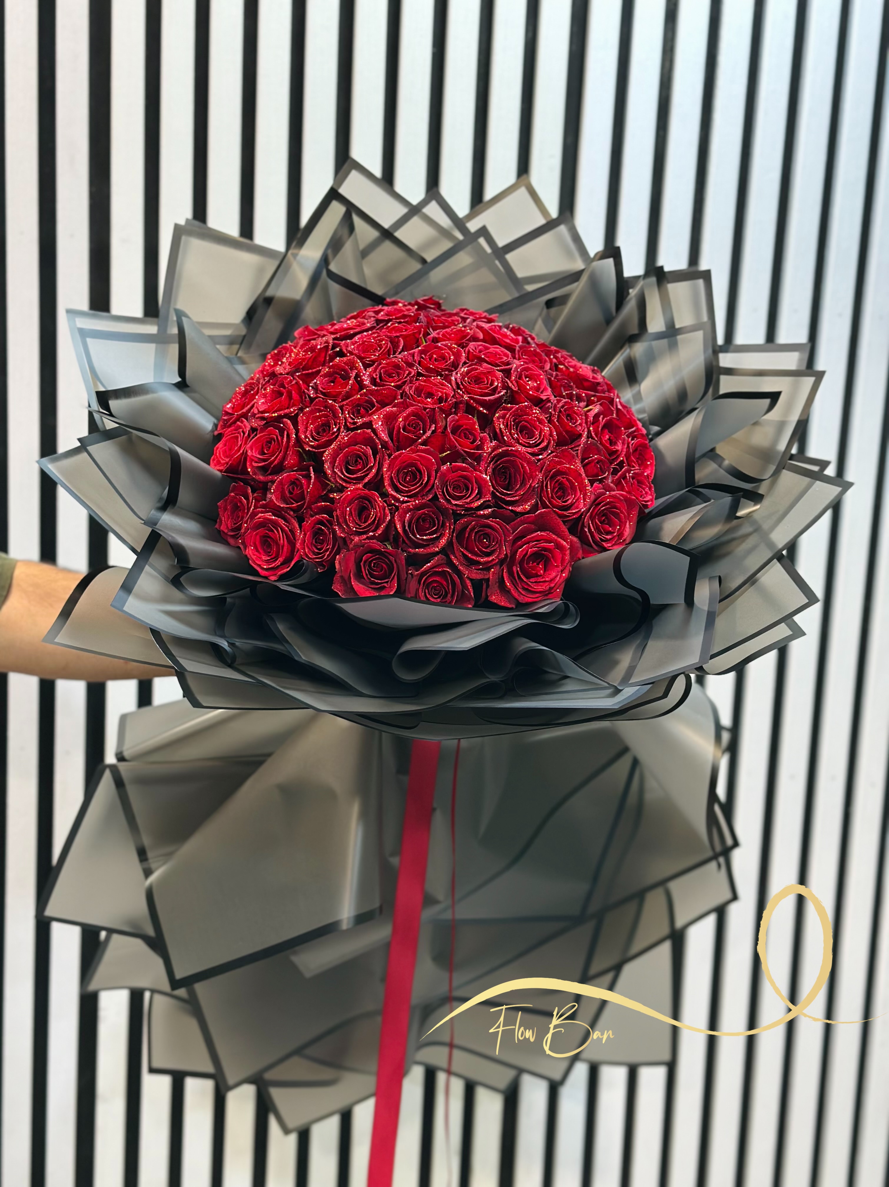 دسته گل ۶۰ شاخه رز قرمز شایندار فلوبار